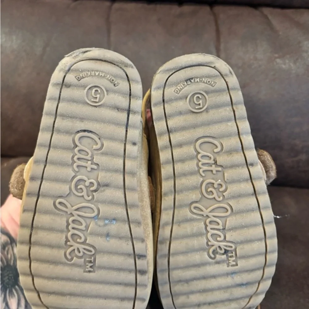 10/$20🔥Kids Tan Shoes‎ Cat & Jack  /toddler